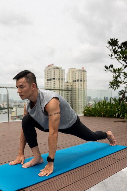 Hombre, practicar, yoga, posición, aire libre