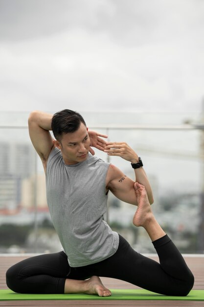 Hombre, practicar, yoga, posición