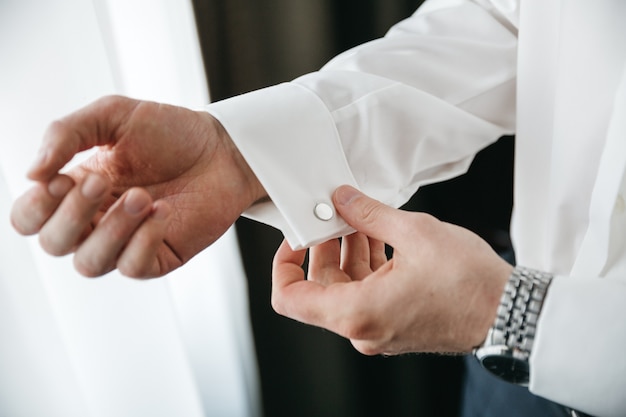 Un hombre se prepara para su boda.