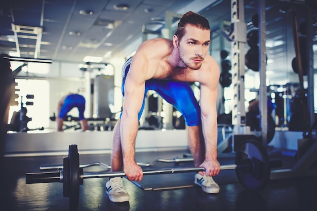 Hombre preparado para entrenar 