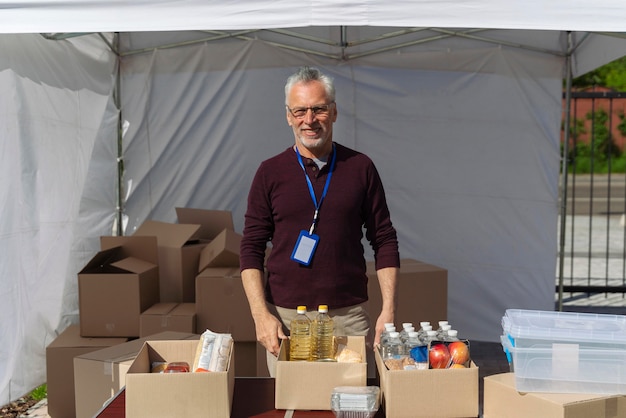 Hombre preparando un banco de alimentos para gente pobre