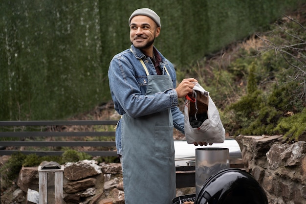 Foto gratuita hombre preparando barbacoa para cocinar