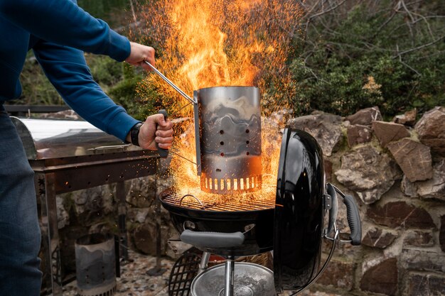 Hombre preparando barbacoa para cocinar