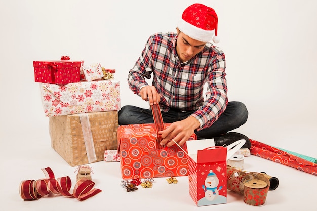 Hombre preparando cajas de regalos