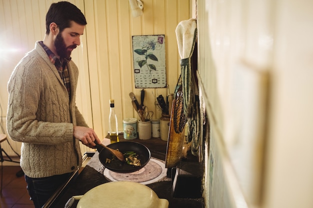 Foto gratuita hombre preparando comida en la cocina