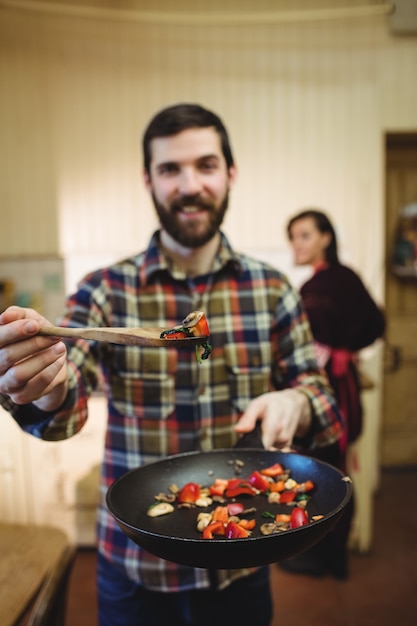 Hombre preparando comida en la cocina