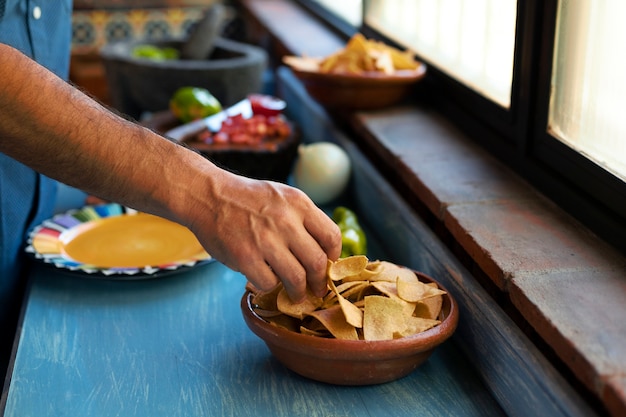 Foto gratuita hombre preparando comida deliciosa vista lateral