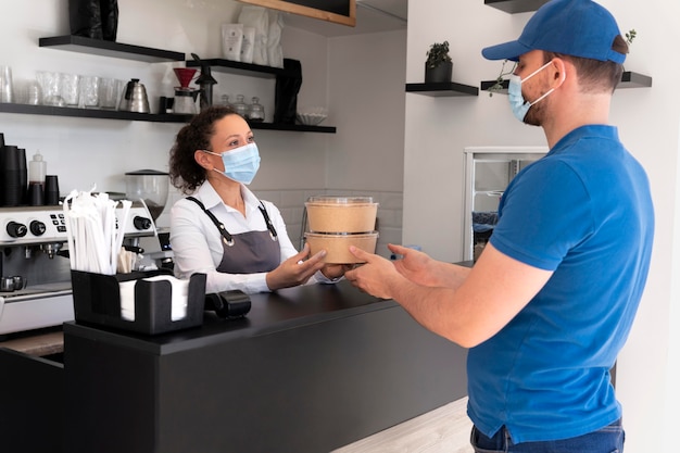 Hombre preparando comida para llevar para la entrega