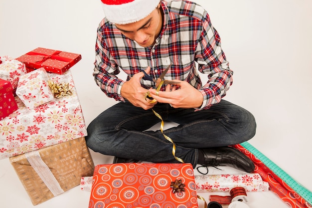 Foto gratuita hombre preparando regalos