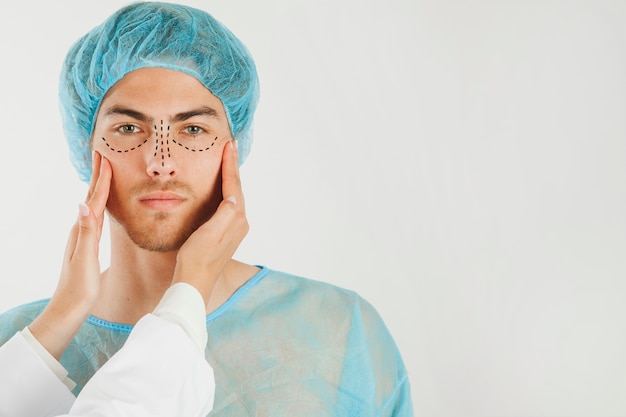 Hombre preparándose para la cirugía de nariz