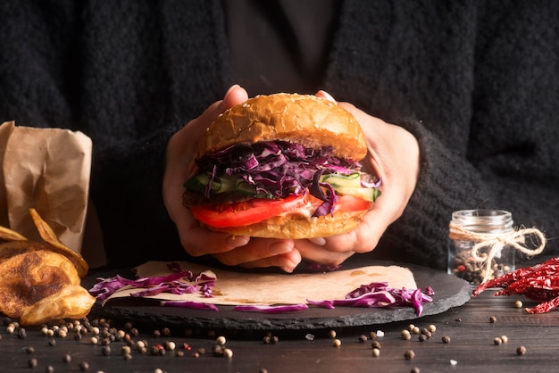 Hombre preparándose comer una hamburguesa