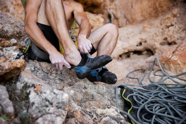 Hombre preparándose para escalar una montaña