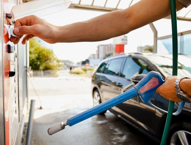 Hombre preparándose para lavar su auto