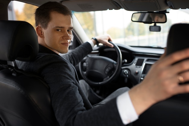 Hombre preparándose para un nuevo viaje en taxi