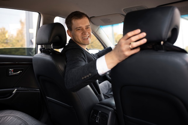 Hombre preparándose para un nuevo viaje en taxi