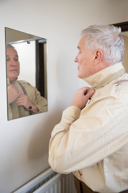 Foto gratuita hombre preparándose para su misión