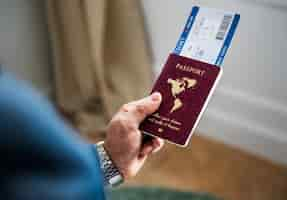 Foto gratuita un hombre preparándose para viajar.