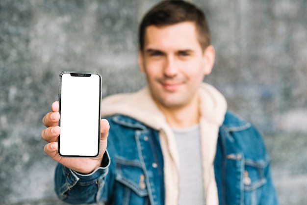 Hombre presentando plantilla de smartphone