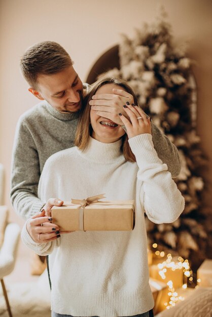 Hombre presentando regalo para navidad