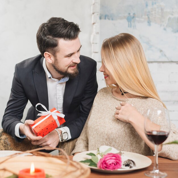 Hombre presentando regalo a novia