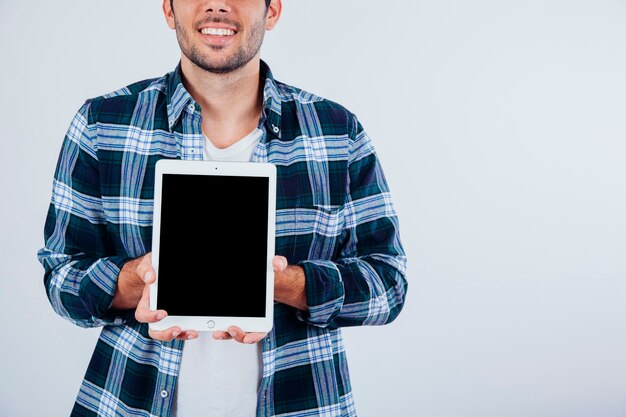 Hombre presentando tablet