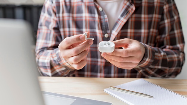 Hombre de primer plano con airpods