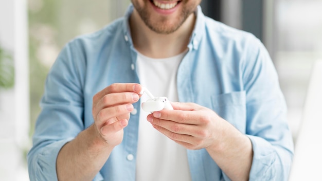 Hombre de primer plano con airpods