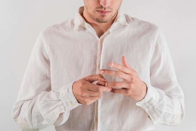 Hombre de primer plano con anillo de bodas de oro