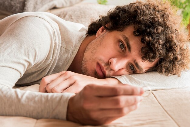 Hombre de primer plano con anillo de bodas