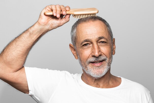 Hombre de primer plano cepillarse el pelo