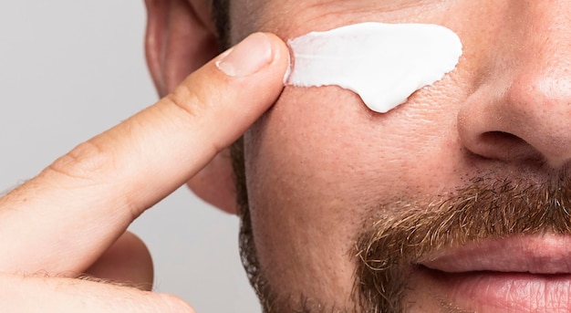 Hombre con primer plano de crema facial