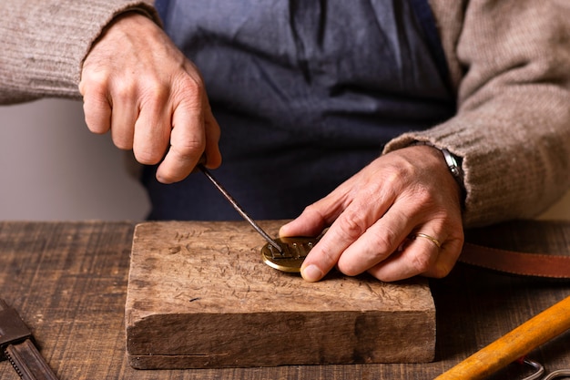 Hombre de primer plano esculpir