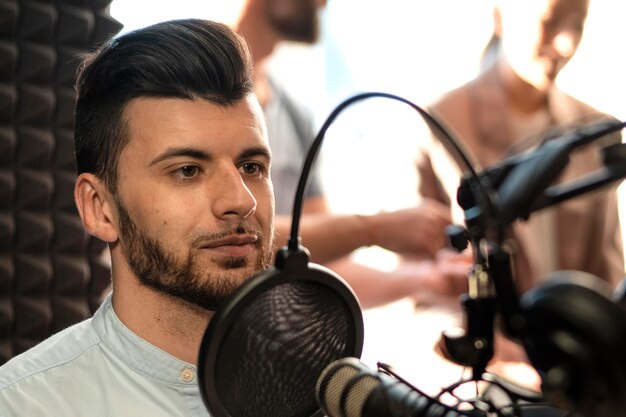 Hombre de primer plano en la estación de radio