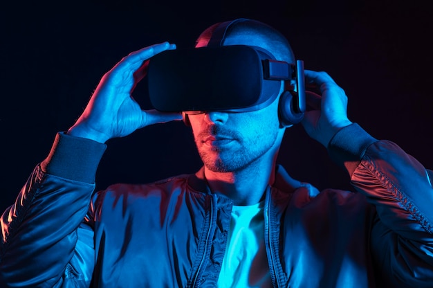 Foto gratuita hombre de primer plano experimentando realidad virtual