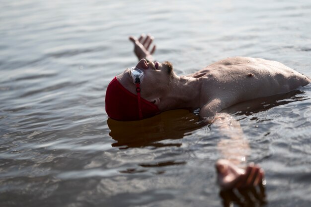 Hombre de primer plano flotando en el lago