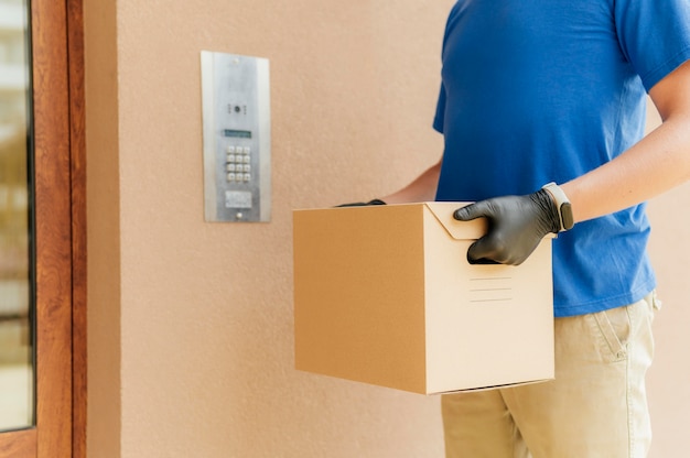 Hombre de primer plano con guantes con caja