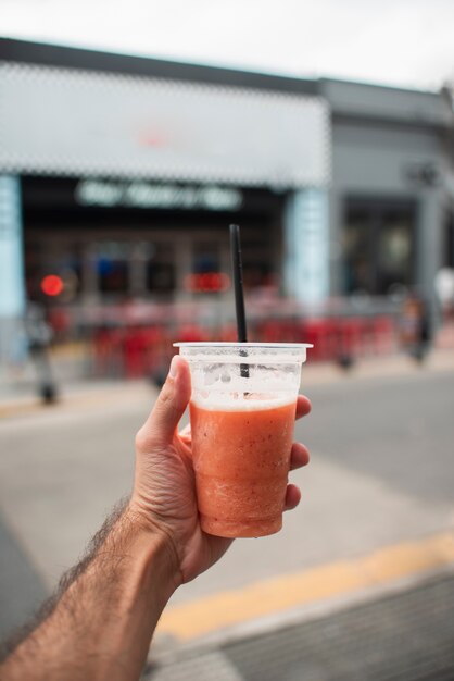 Hombre de primer plano con jugo al aire libre