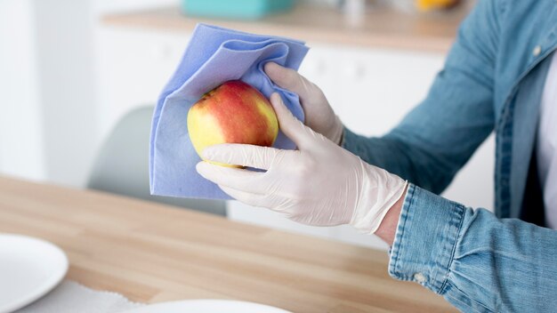 Hombre de primer plano, limpieza, fruta