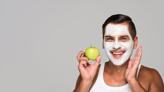 Hombre de primer plano con manzana verde