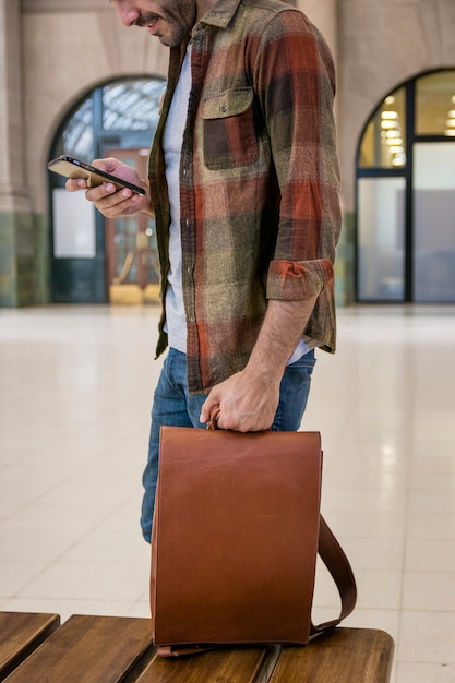 Foto gratuita hombre de primer plano con mochila