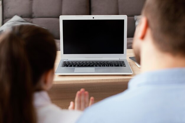 Hombre de primer plano y niño con laptop