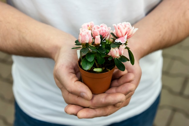 Hombre de primer plano con planta de casa pequeña