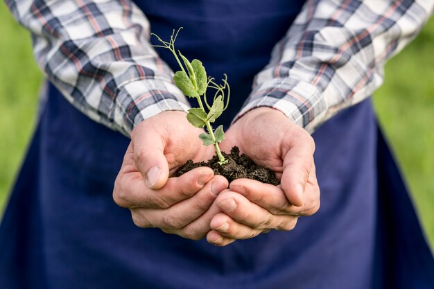 Hombre de primer plano con planta