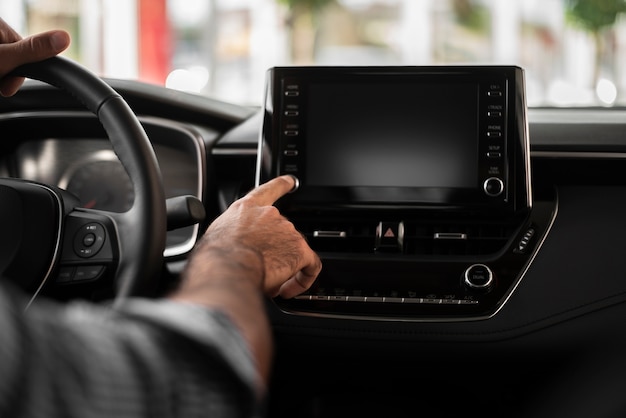 Foto gratuita hombre de primer plano que intenta la navegación del coche