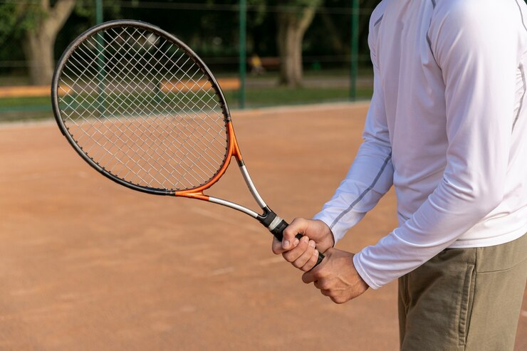 Foto gratuito hombre de primer plano con raqueta de tenis