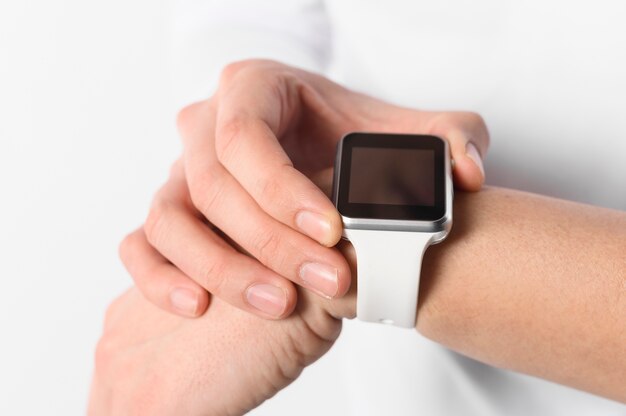 Hombre de primer plano con reloj inteligente