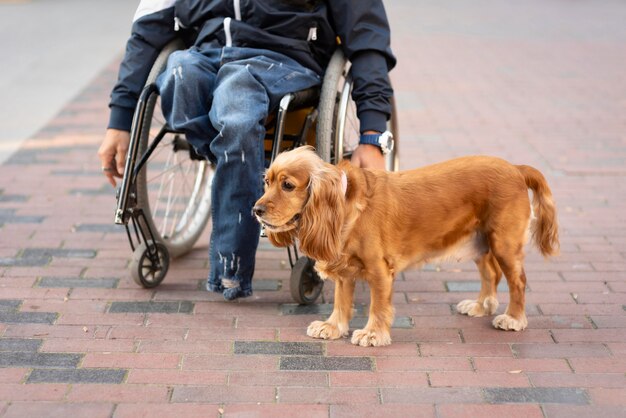 Hombre de primer plano en silla de ruedas con perro