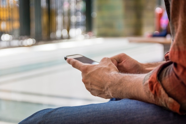 Hombre de primer plano con smartphone