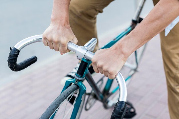 Hombre de primer plano en su bicicleta