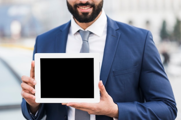 Hombre de primer plano con tableta